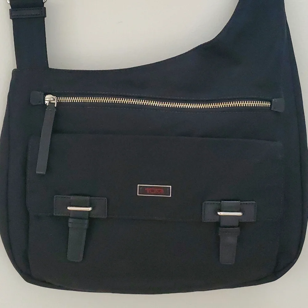 Tumi Pucket E/W Flap Crossbody Messenger Bag in Black/Silver/Leather…